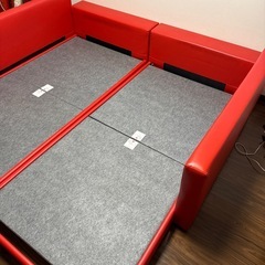 赤いベットフレームの画像