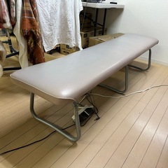 長椅子（お話中）の画像