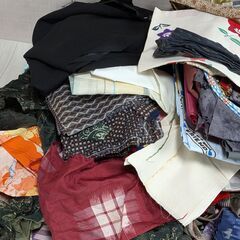 はぎれ 大量まとめて 総重量14㌔位 リメイク素材 パッチワーク 和服 プラケース入りの画像