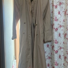マフラーとトレンチコートの画像