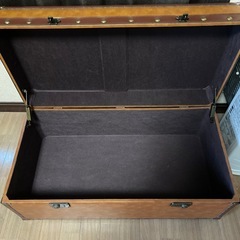 ガラストップ付き トランク型コーヒーテーブル／アンティーク調・大型収納の画像