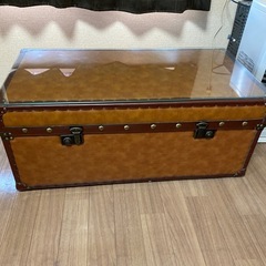 ガラストップ付き トランク型コーヒーテーブル／アンティーク調・大型収納の画像