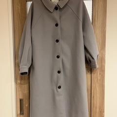 ニット、コート、鞄、スカートの画像