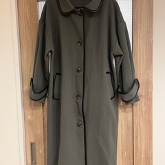 ニット、コート、鞄、スカートの画像