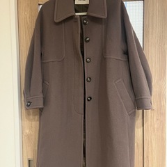 ニット、コート、鞄、スカートの画像