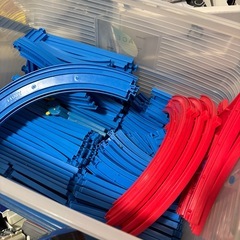 玩具箱いっぱいのプラレールの画像