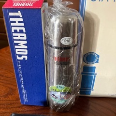 水筒と折りたたみ傘の画像