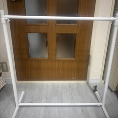 押入れ収納　伸縮　ハンガーラックの画像