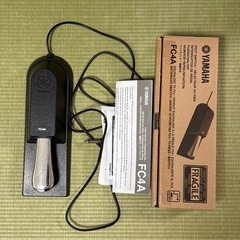 ヤマハの電子ピアノ一式とフットスイッチの画像
