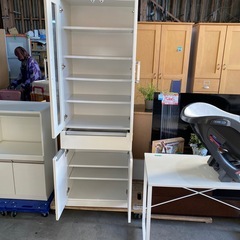 12月は毎日営業中‼️ スリム食器棚の画像