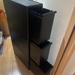 プラスチック収納ケース、棚の画像