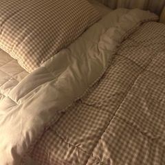 布団、枕、ベッドスカートの画像