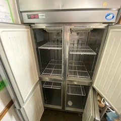 大型4ドア業務用冷凍冷蔵庫の画像