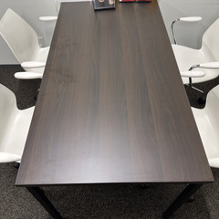 オフィスデスクの画像