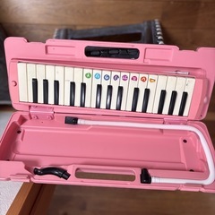 YAMAHAのピアニカ、P-32Dのピンク色のハードケース付きの画像