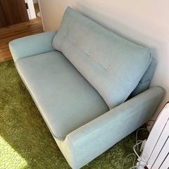 水色の2人掛けソファの画像