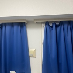 灰色、ネイビーカーテンの画像