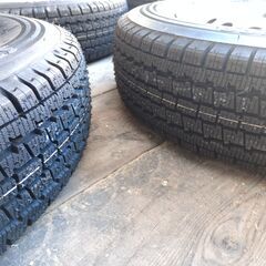 新品スタッドレスタイヤ中古鉄ホイール付 25年28週ブリヂストンｗ300 145/80R12 軽トラ・軽バン　の画像