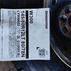 新品スタッドレスタイヤ中古鉄ホイール付 25年28週ブリヂストンｗ300 145/80R12 軽トラ・軽バン　の画像