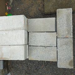 【年末年始営業のお知らせ】12月29日～1月4日までお休みとさせていただきます △ 平板 へいばん 舗装ブロック コンクリートブロックレンガ  計26点おまとめ 汚れ、欠けありの画像