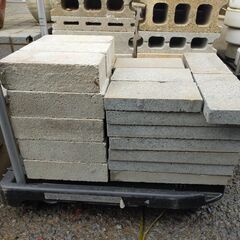 【年末年始営業のお知らせ】12月29日～1月4日までお休みとさせていただきます △ 平板 へいばん 舗装ブロック コンクリートブロックレンガ  計26点おまとめ 汚れ、欠けありの画像