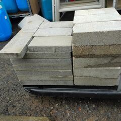【年末年始営業のお知らせ】12月29日～1月4日までお休みとさせていただきます △ 平板 へいばん 舗装ブロック コンクリートブロックレンガ  計26点おまとめ 汚れ、欠けありの画像
