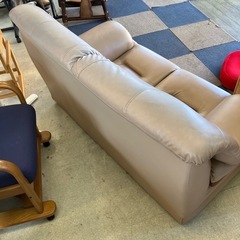 12/25まで店頭商品一部を除き半額クリスマスSALE!!開催中 　サ2512-136 2人掛けソファ レザー風 グレージュ キズ汚れ多数の画像