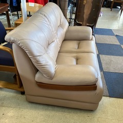 12/25まで店頭商品一部を除き半額クリスマスSALE!!開催中 　サ2512-136 2人掛けソファ レザー風 グレージュ キズ汚れ多数の画像
