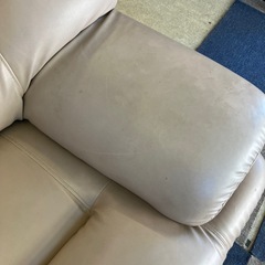 12/25まで店頭商品一部を除き半額クリスマスSALE!!開催中 　サ2512-136 2人掛けソファ レザー風 グレージュ キズ汚れ多数の画像