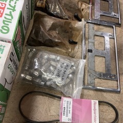 車屋倒産品セット(ファンベルト、エレメント、オイル受け、タイヤバルブ200個近い、プレートカバー、ハブナット、水道噴射ノズル)の画像