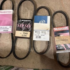 車屋倒産品セット(ファンベルト、エレメント、オイル受け、タイヤバルブ200個近い、プレートカバー、ハブナット、水道噴射ノズル)の画像