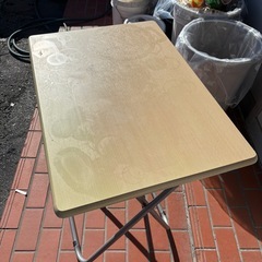 折り畳み机、椅子の画像