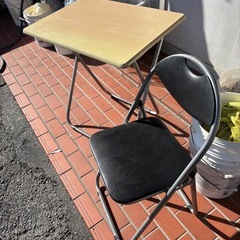 折り畳み机、椅子の画像