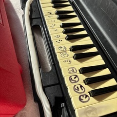 赤、青のメロディオン　ホース付き　二台　黒は口無しの画像