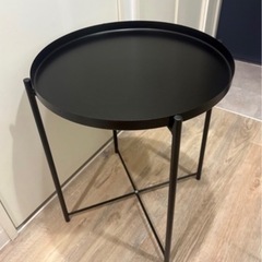 黒の丸型サイドテーブルの画像