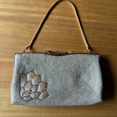 花びら刺繍のパーティーバッグの画像