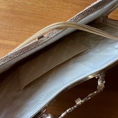 花びら刺繍のパーティーバッグの画像