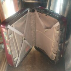 スーツケース　タイヤの破損有りの画像