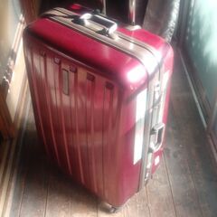 スーツケース　タイヤの破損有りの画像