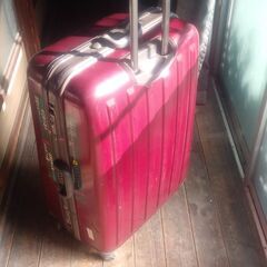 スーツケース　タイヤの破損有りの画像