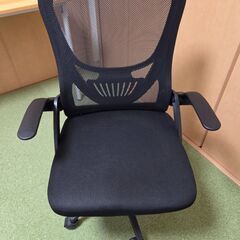 オフィスチェア 椅子 跳ね上げ式アームレストの画像