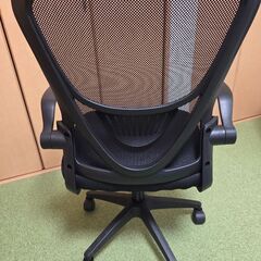 オフィスチェア 椅子 跳ね上げ式アームレストの画像