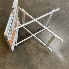 折り畳みテーブルの画像