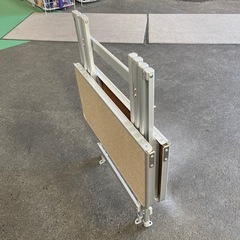 折り畳みテーブルの画像