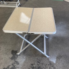 折り畳みテーブルの画像
