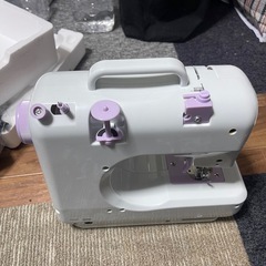 電動ミシン ライトグレーとパープル (中古品)の画像