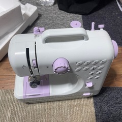 電動ミシン ライトグレーとパープル (中古品)の画像