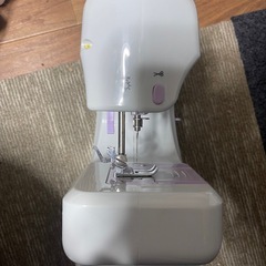 電動ミシン ライトグレーとパープル (中古品)の画像