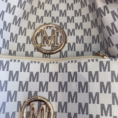 新品トートバッグ、ミニ小物入れ付きの画像