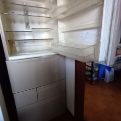 日立の大型冷蔵庫の画像